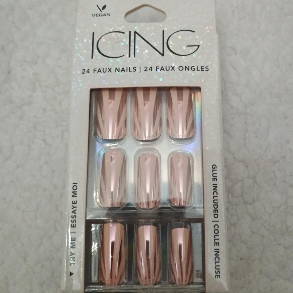 Icing Metallic Pink Faux Nails Set
